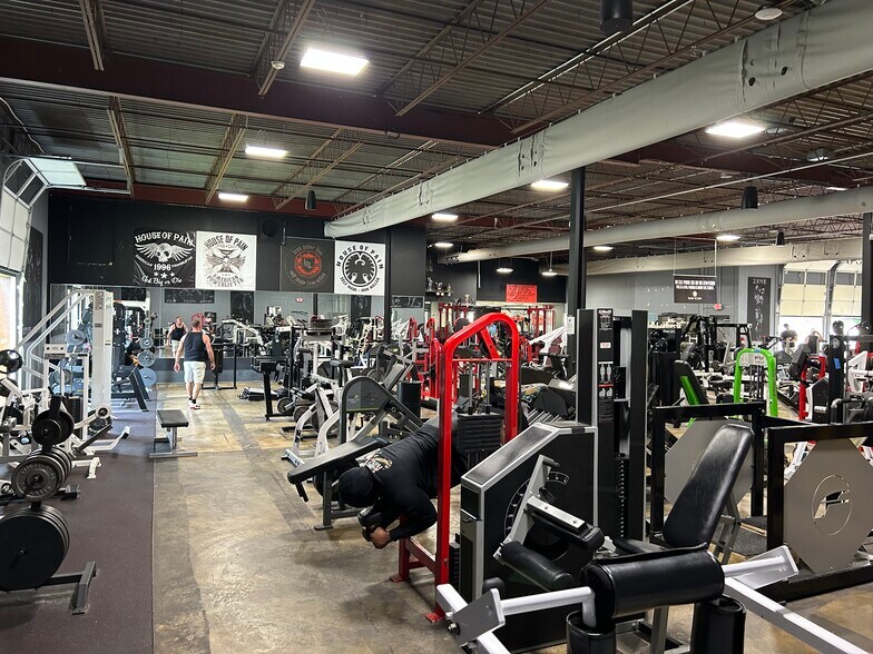 More Photos Of 251-253 Chesterfield Industrial Blvd, Chesterfield Warehouse For Sale