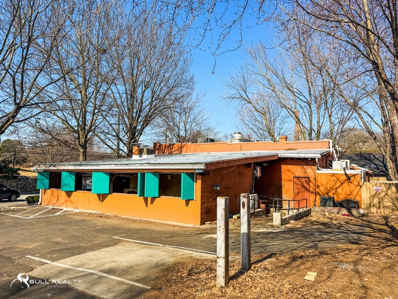 More Photos Of 242 SE Boulevard, Atlanta Restaurant For Sale