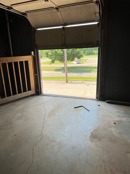 More Photos Of 881 E Dixie Dr, West Carrollton Light Distribution For Lease