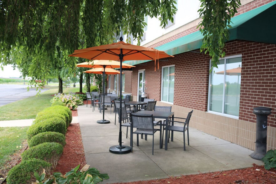 More Photos Of 327 Fountains Pky, Fairview Heights Hotel For Sale