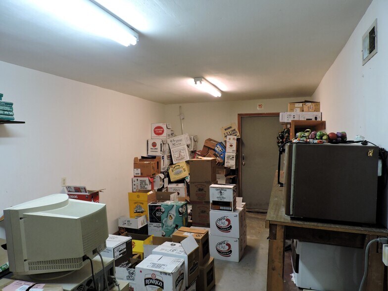 More Photos Of 2324 W Main St, Gun Barrel City General Retail For Sale