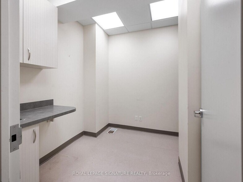 More Photos Of 1560 Queen St W, Toronto Storefront Retail Office For Lease