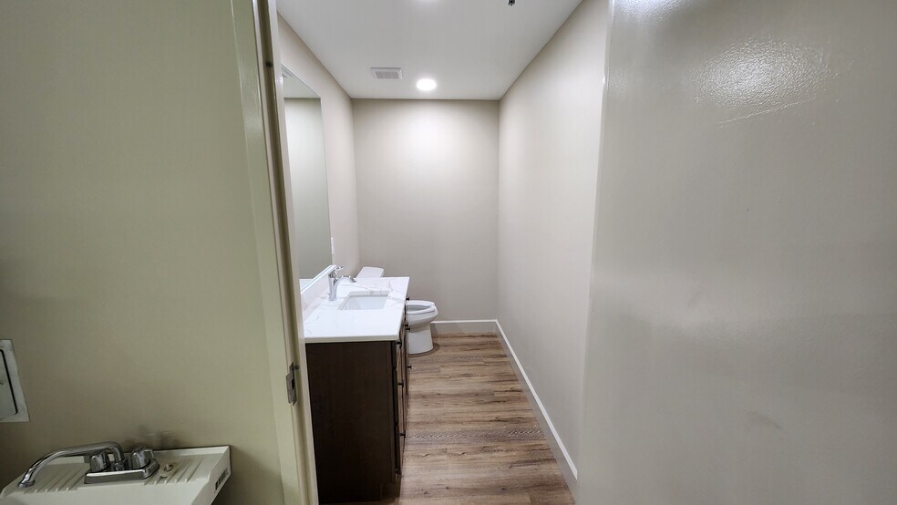 More Photos Of 272 E Kemper Rd, Loveland Industrial For Lease