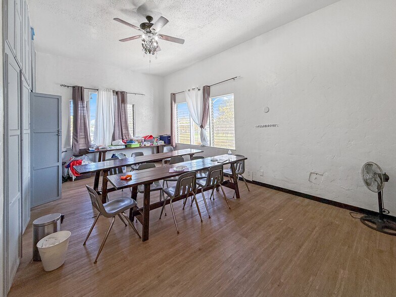 More Photos Of 7101 Menlo Ave, Los Angeles Specialty For Sale