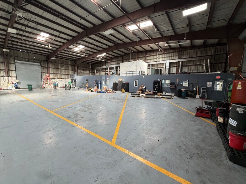 More Photos Of 10650-10660 NW South River Dr, Medley Warehouse For Lease