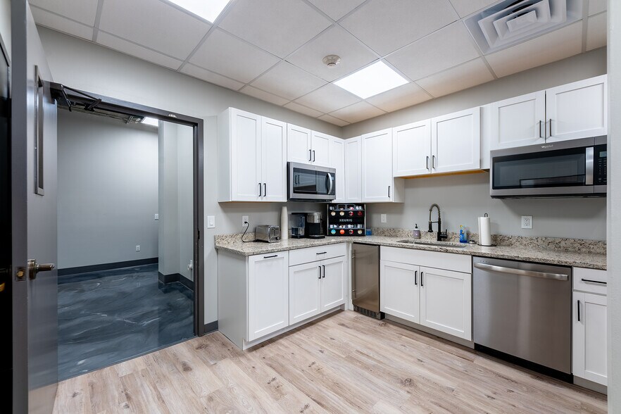 More Photos Of 2081 SE Ocean Blvd, Stuart Office For Sale