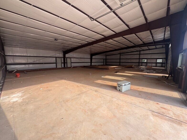 More Photos Of 2107 NW 122nd St, Oklahoma City Flex For Lease