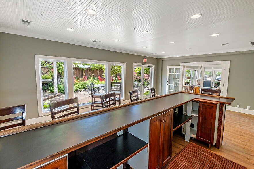 More Photos Of 240 E California St, Jacksonville Hotel For Sale