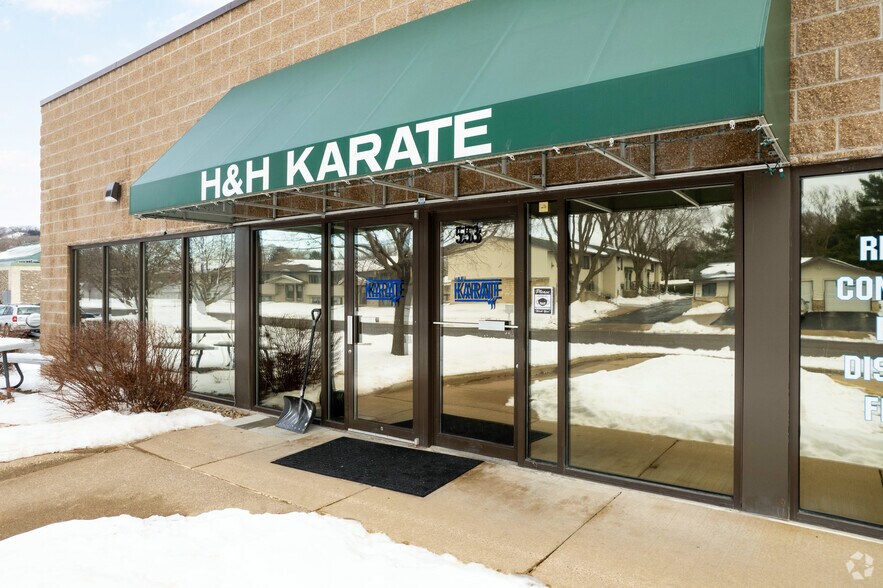 More Photos Of 553-555 Braund St, Onalaska Showroom For Lease