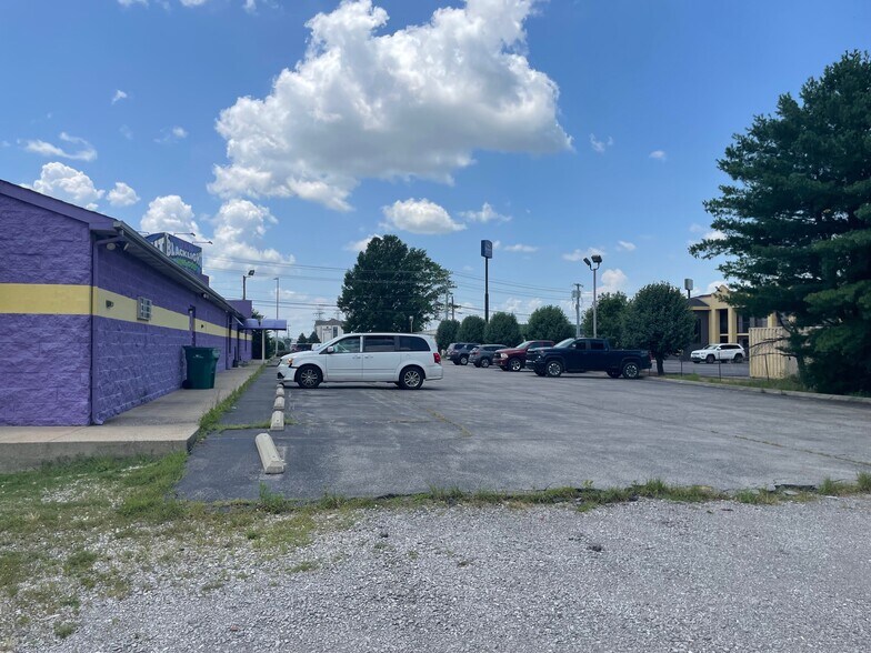 More Photos Of 211 Holiday Dr, Clarksville General Retail For Lease