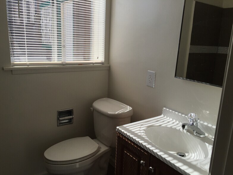 More Photos Of 7406-7408 S Western Ave, Los Angeles Medical For Lease