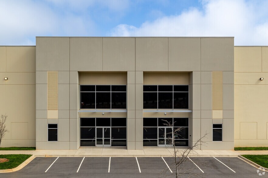 More Photos Of 5020 Meadow Oak Commerce Pky, Charlotte Warehouse For Lease