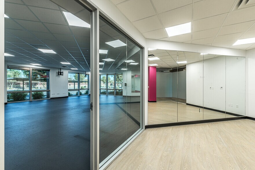 More Photos Of 8990 W Glendale Ave, Glendale Office For Sale