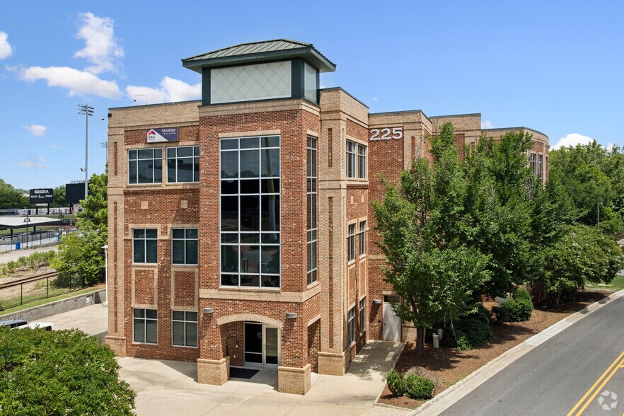 More Photos Of 225 Ray Ave, Fayetteville Unknown For Lease