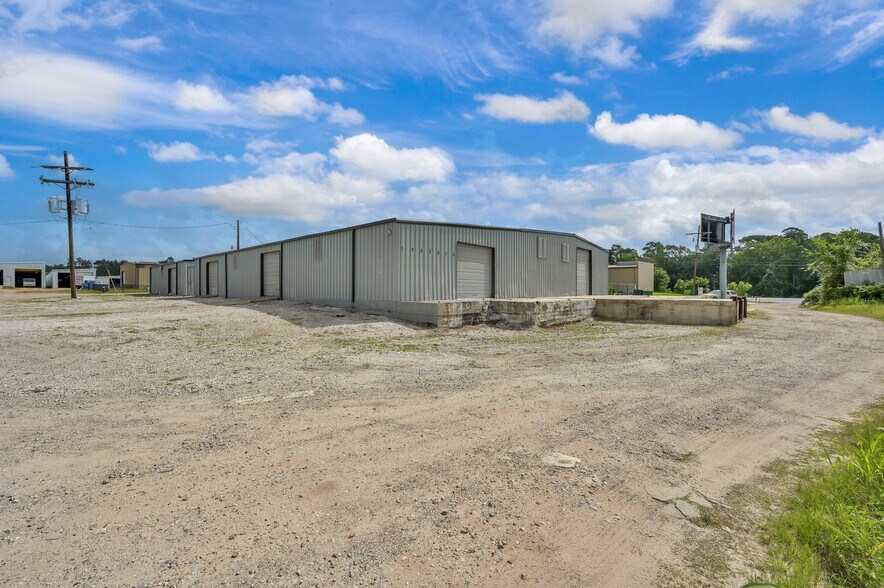 More Photos Of 11737 & 11739 Highway 75, Willis Warehouse For Lease