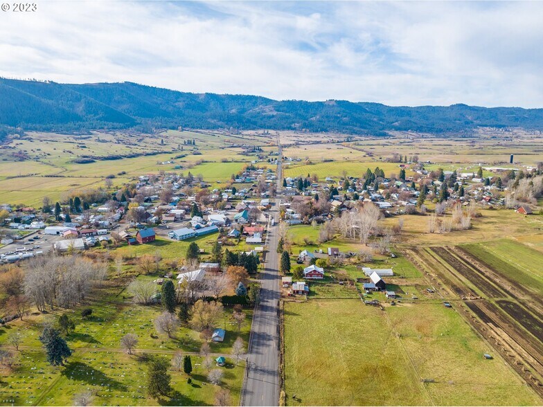 More Photos Of 105 N Main St, Halfway Restaurant For Sale