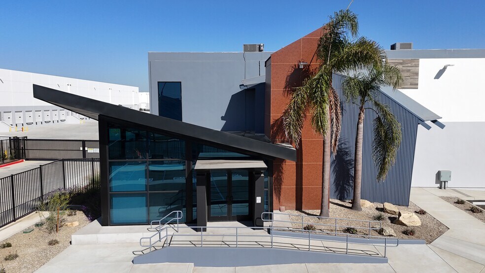 More Photos Of 16325 S Main St, Gardena Warehouse For Lease