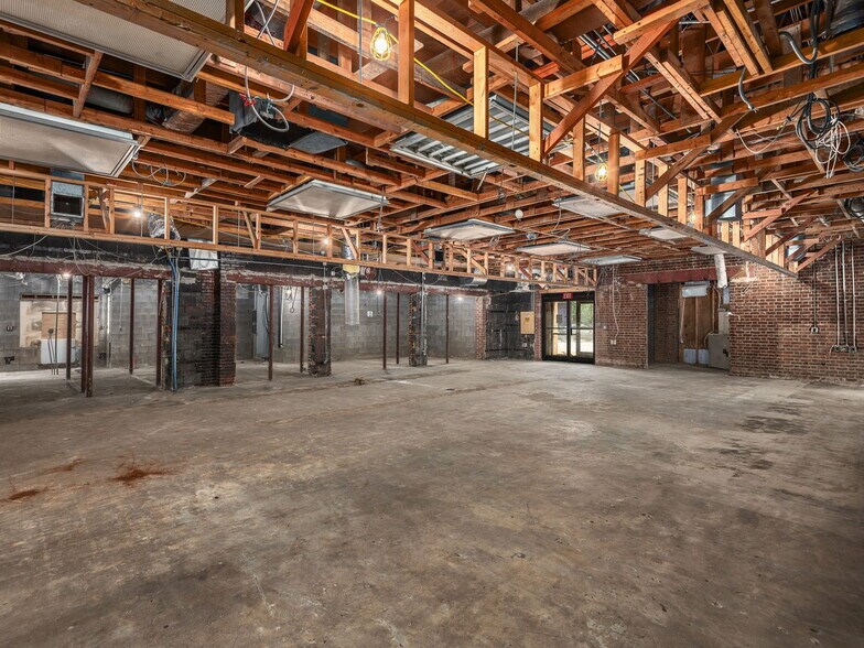 More Photos Of 11 Kitchin Pl, Asheville Bank For Lease