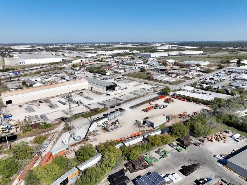 More Photos Of 2420 NE 35th St, Fort Worth Service For Lease