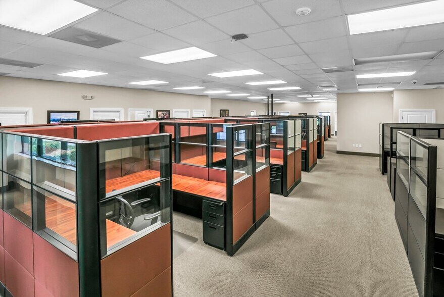 More Photos Of 4500 140th Ave N, Clearwater Unknown For Lease