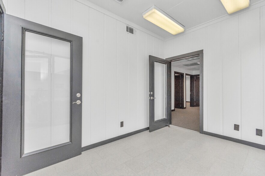 More Photos Of 8703 Meadowcroft Dr, Houston Medical For Lease