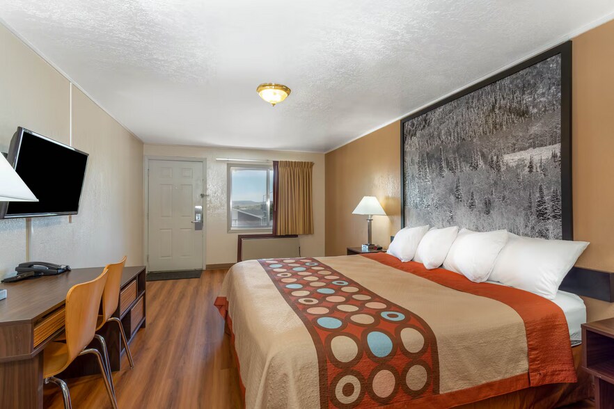 More Photos Of 1710 Harrison Dr, Evanston Hotel For Sale