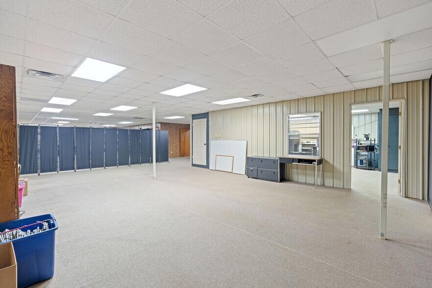 More Photos Of 2524 US Highway 96 N, Center Warehouse For Sale