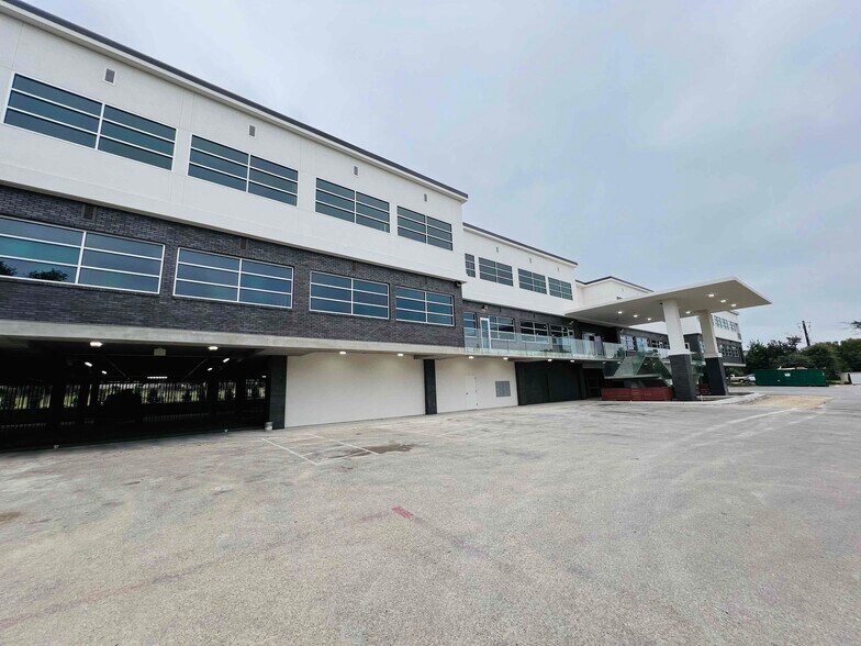 More Photos Of 8701 Menchaca Rd, Austin Medical For Lease