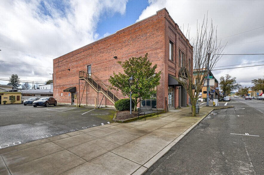 More Photos Of 700 E 1st St, Newberg Storefront Retail Residential For Sale