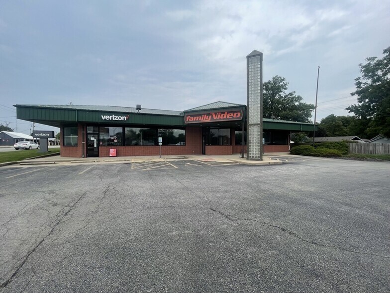 More Photos Of 603-605 W Van Buren St, Clinton General Retail For Lease