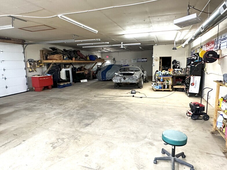 More Photos Of 1947 N Lyford Rd, Rockford Self Storage For Lease