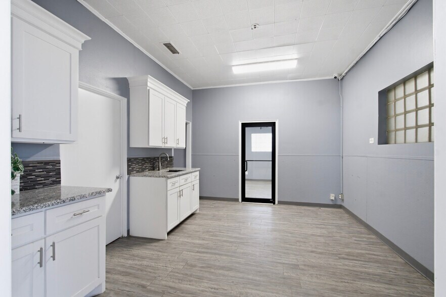 More Photos Of 300-305 S Grant Ave, Odessa Warehouse For Sale