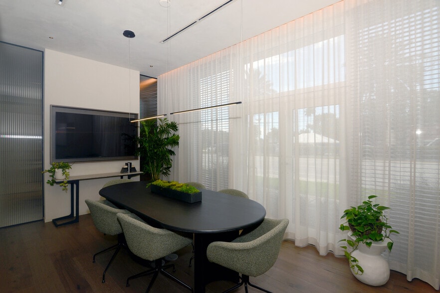 More Photos Of 13750 Biscayne Blvd, North Miami Beach Unknown For Lease
