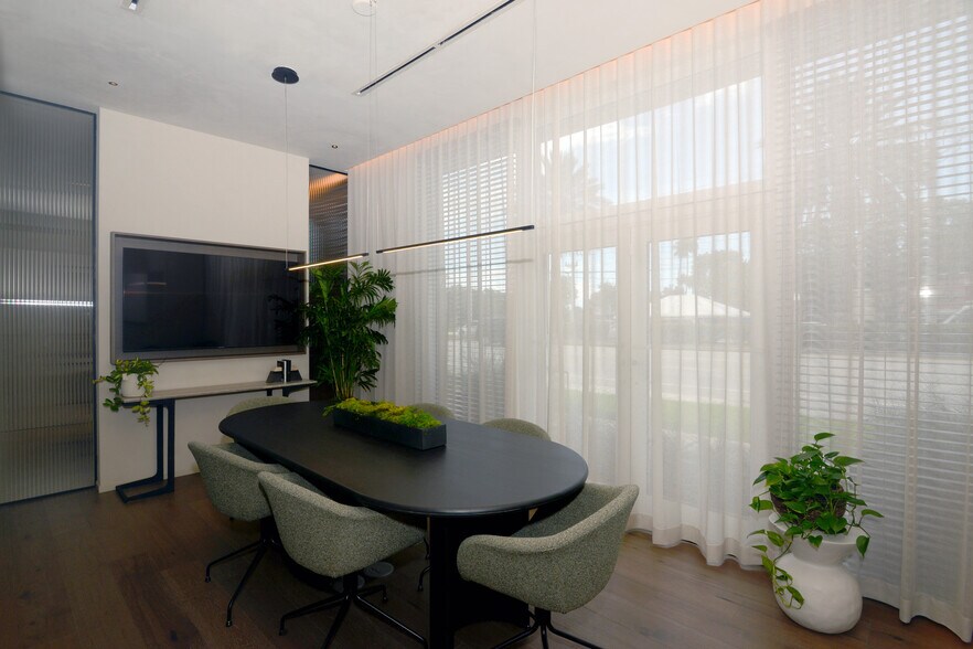 More Photos Of 13750 Biscayne Blvd, North Miami Beach Unknown For Lease