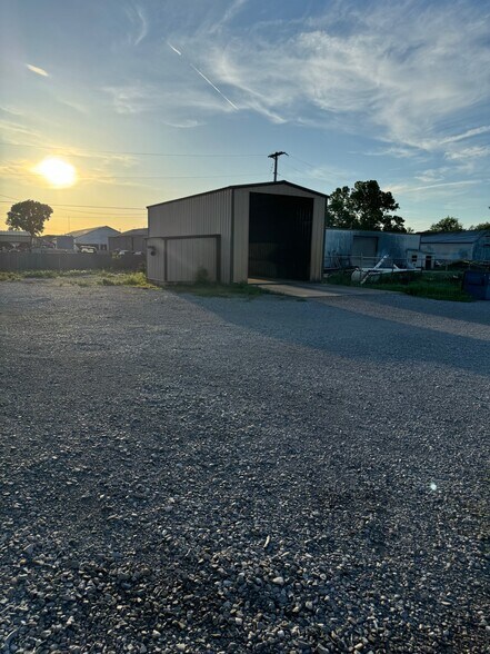 More Photos Of 201 NE 4TH St, Lindsay Manufacturing For Lease