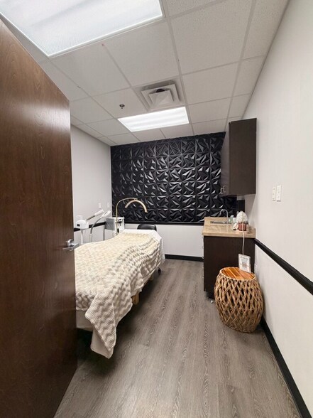 More Photos Of 250 E Basse Rd, San Antonio Medical For Lease