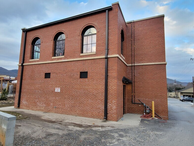 More Photos Of 128 Broadway St, Black Mountain Restaurant For Sale