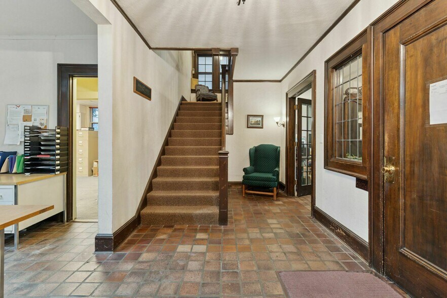 More Photos Of 2318 S 1st Ave, Minneapolis Office For Sale