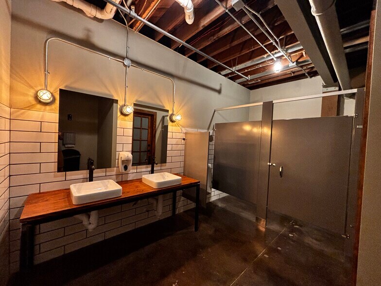 More Photos Of 319 SW 5th St, Des Moines Loft Creative Space For Lease