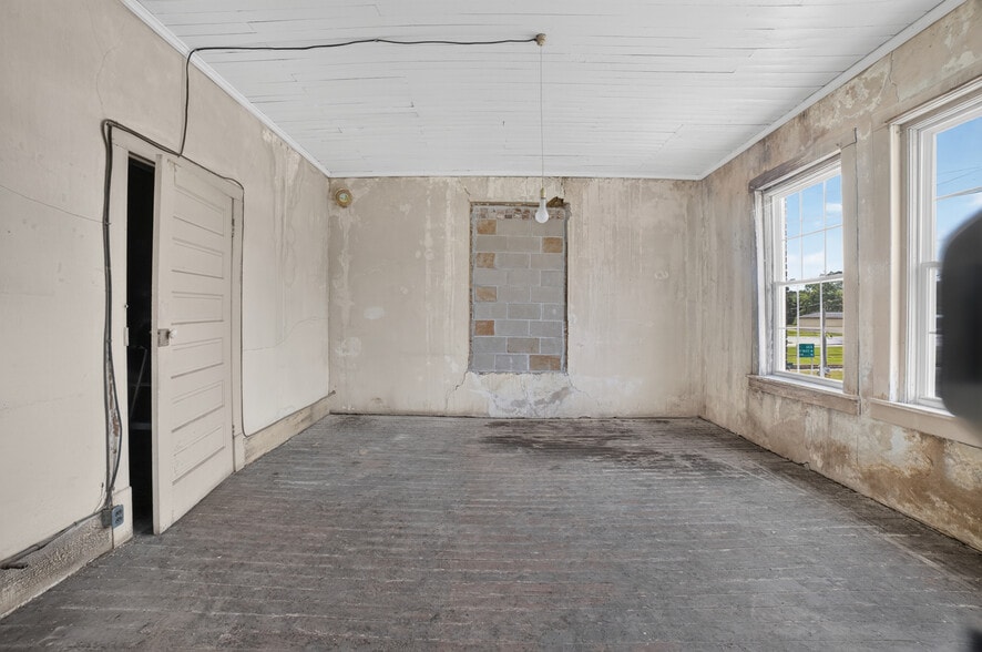 More Photos Of 36 Church St N, Jeffersonville Light Manufacturing For Sale