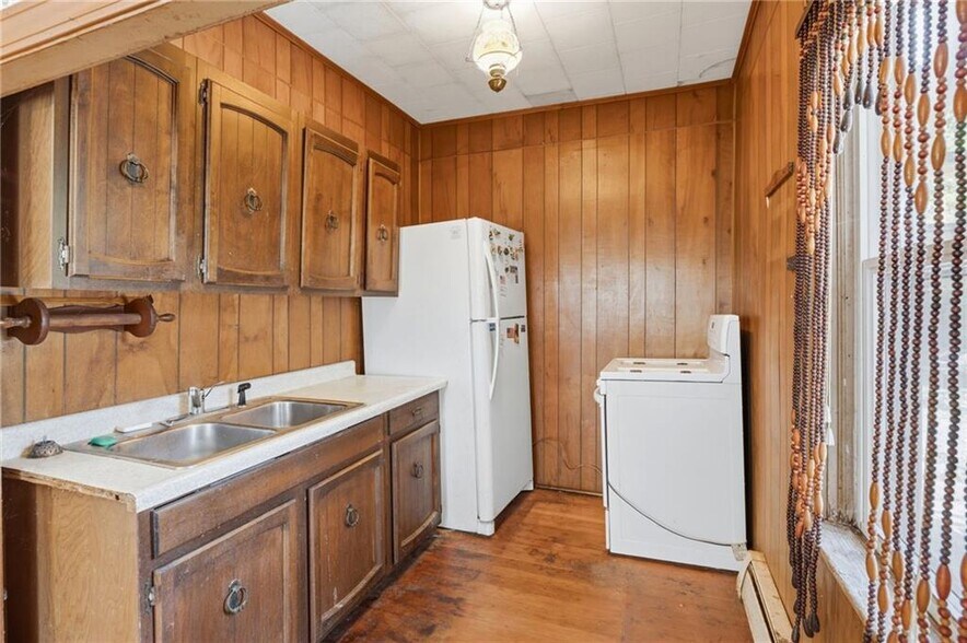 More Photos Of 400 Thames St, Bristol Multifamily For Sale