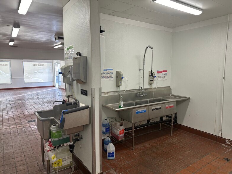 More Photos Of 7601-7617 Vineland Ave, Sun Valley Freestanding For Lease