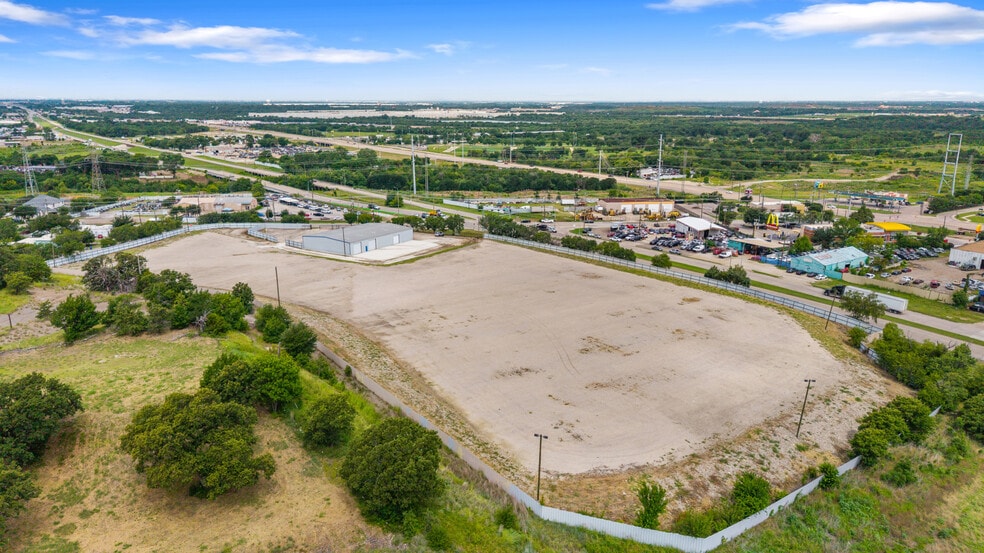 More Photos Of 5956 W Jefferson Blvd, Dallas Distribution For Lease