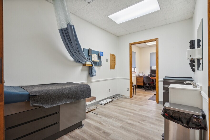 More Photos Of 305 E San Marnan Dr, Waterloo Medical For Sale