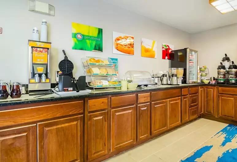 More Photos Of 730 E Jennifer Ln, Sidney Hotel For Sale