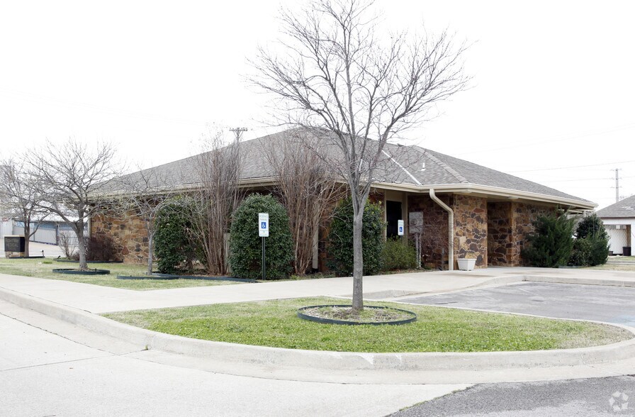 Primary Photo Of 610 W Hensley Blvd, Bartlesville Medical For Sale