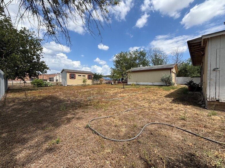 More Photos Of 147 Wainwright St, San Antonio Flex For Sale