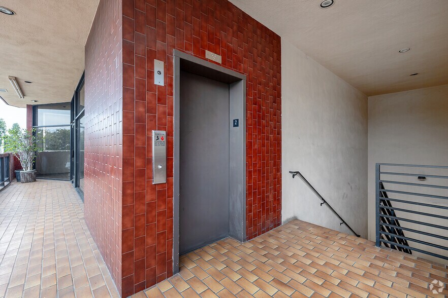 More Photos Of 8205 Santa Monica Blvd, West Hollywood General Retail For Lease