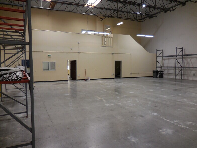 More Photos Of 19801 Hamilton Ave, Torrance Warehouse For Lease