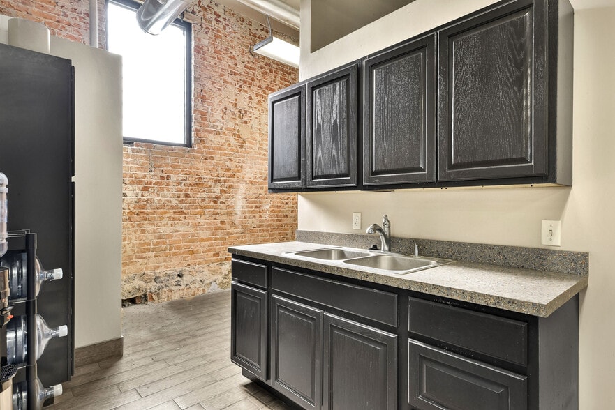 More Photos Of 1309-1311 1st St S, Nampa Storefront Retail Office For Sale